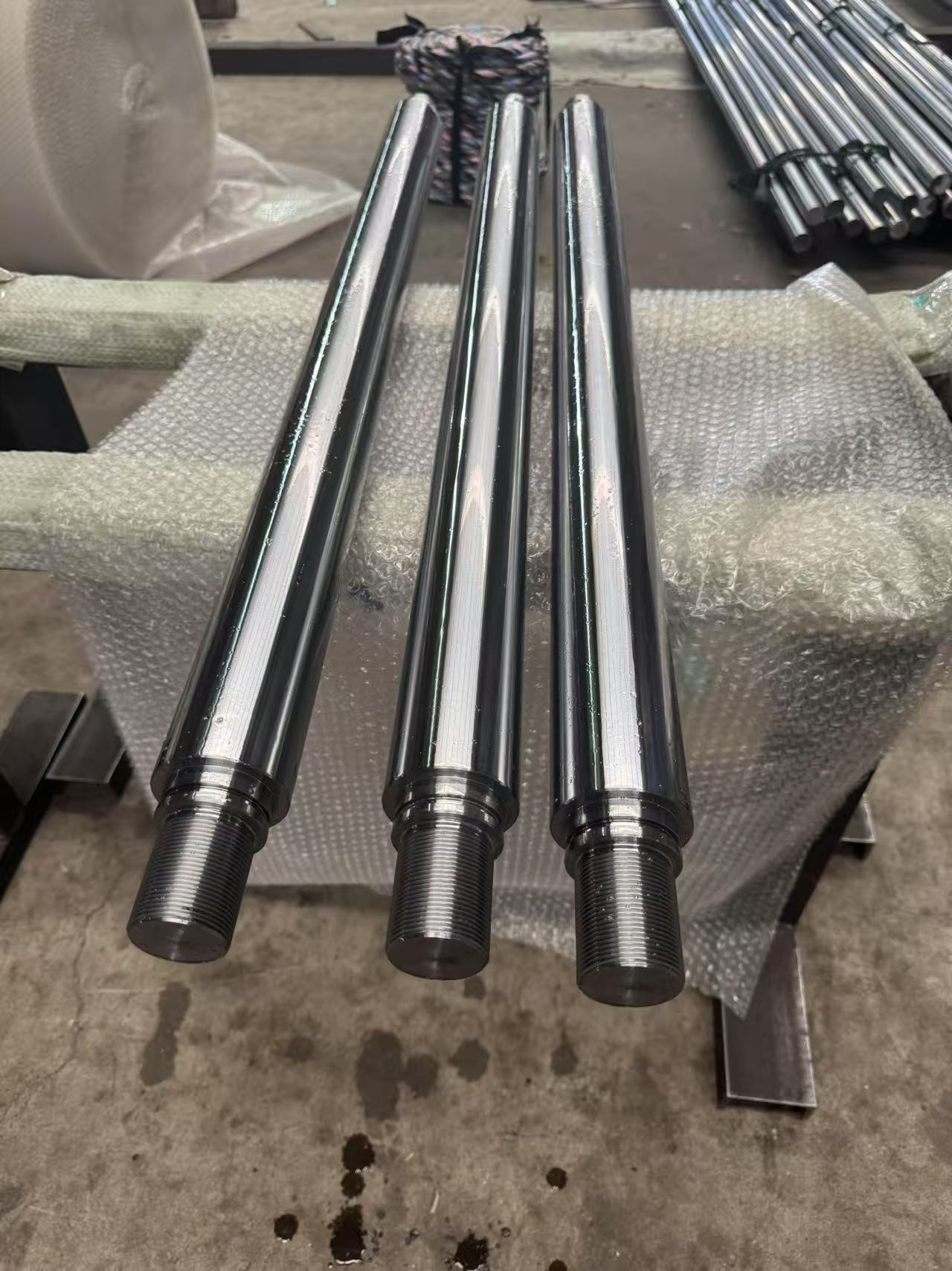 Blog perusahaan terbaru tentang Bagaimana Memilih Rod Piston yang Tahan Korosi dan Suhu Tinggi untuk Peralatan Kimia dan Energi?